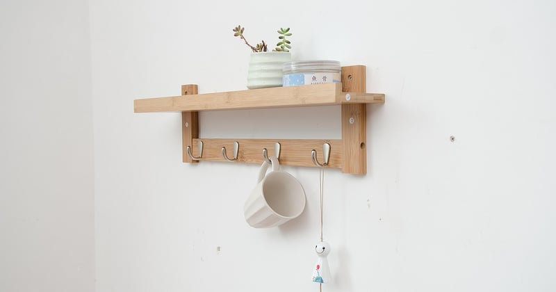 Poser un porte-manteau sur un mur en brique ancienne : les astuces pour un rendu solide et esthétique