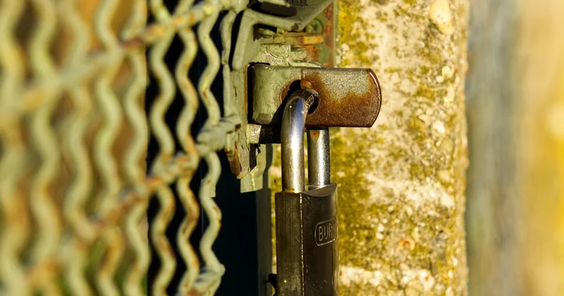 Ouvrir une serrure qui tourne dans le vide, porte fermée