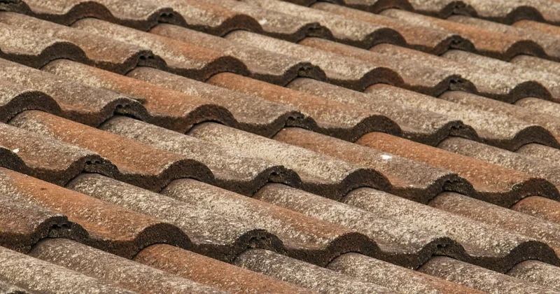 Imperméabiliser des tuiles poreuses : le guide pas à pas