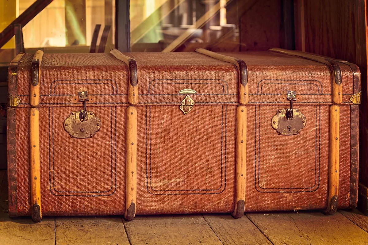 Les différents types d’urnes valise : bois, métal, vintage
