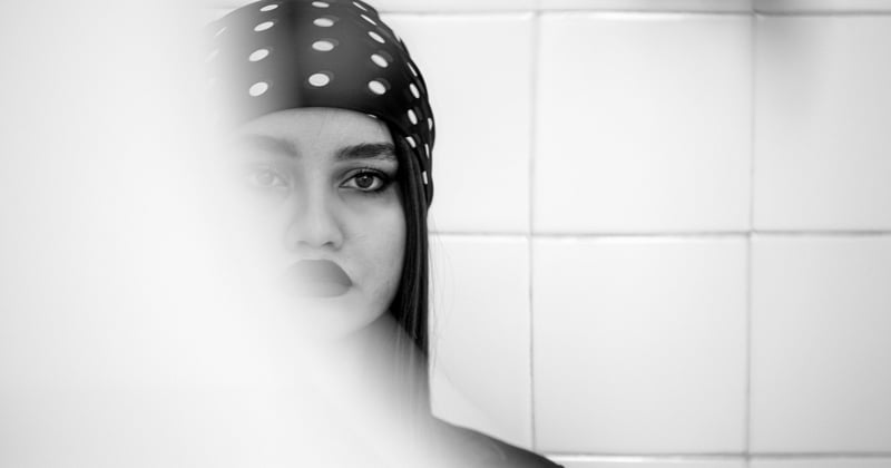 Petits vers blancs dans les toilettes après absence : que faire ?